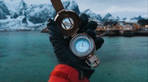 Preview wallpaper compass, hand, travel, gloves