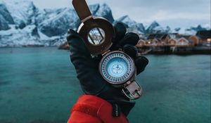 Preview wallpaper compass, hand, travel, gloves