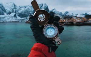 Preview wallpaper compass, hand, travel, gloves