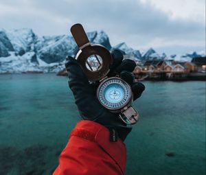 Preview wallpaper compass, hand, travel, gloves