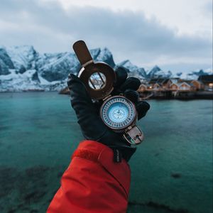 Preview wallpaper compass, hand, travel, gloves