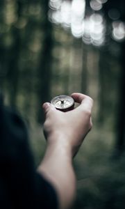 Preview wallpaper compass, hand, travel, blur, glare