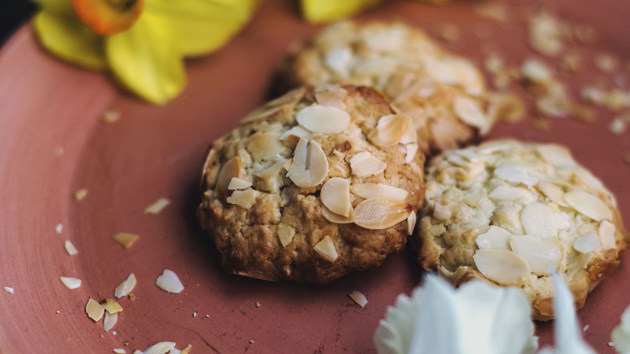 Wallpaper cookies, almonds, daffodils, flowers, plate