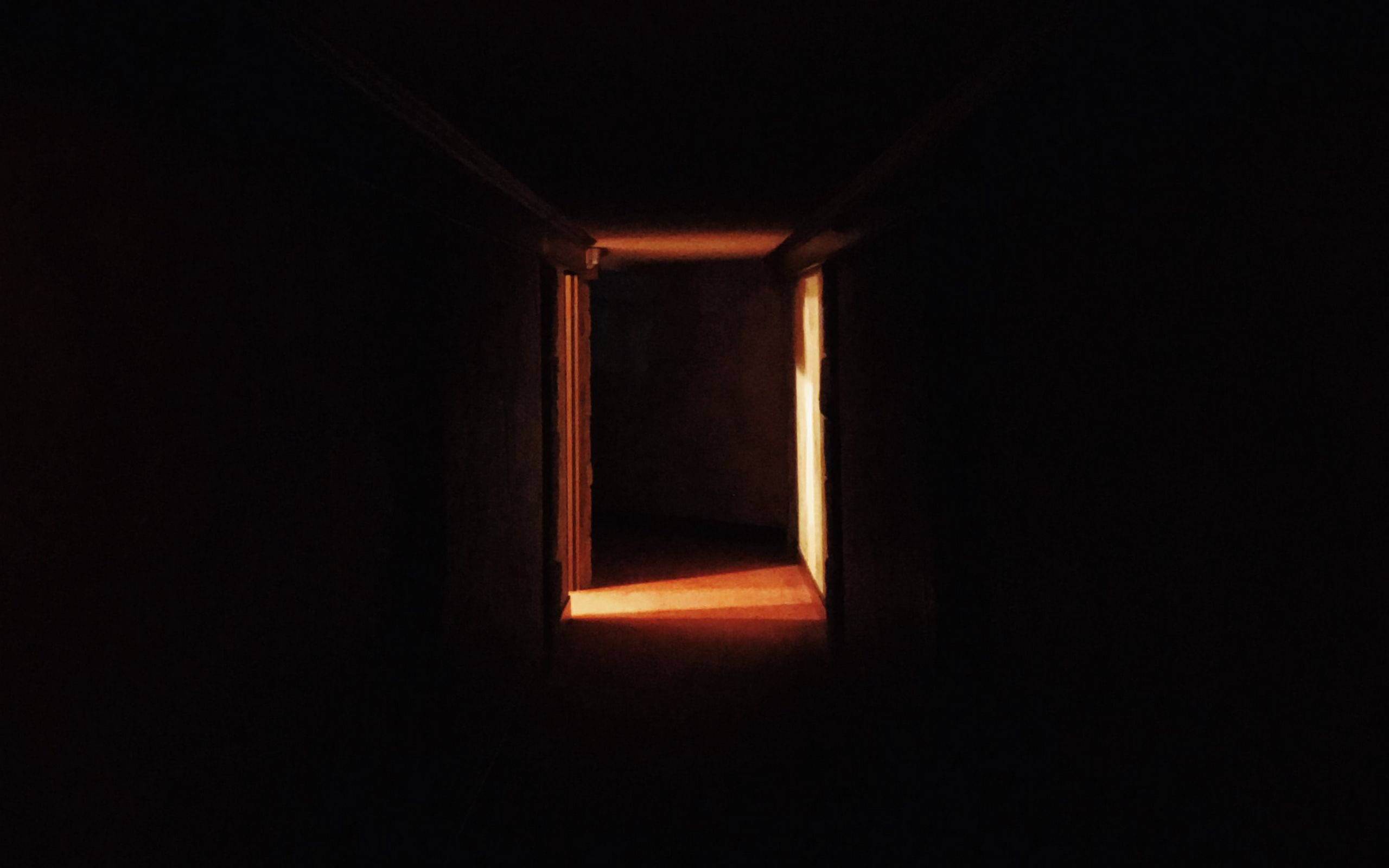 Открытая дверь в темной комнате. Дверь в темноте. Дверь в темную комнату. Открытая дверь в темноте. Дверь ночью.