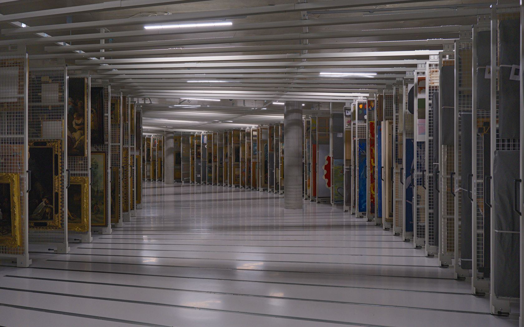 1680x1050 Wallpaper corridor, paintings, light, museum