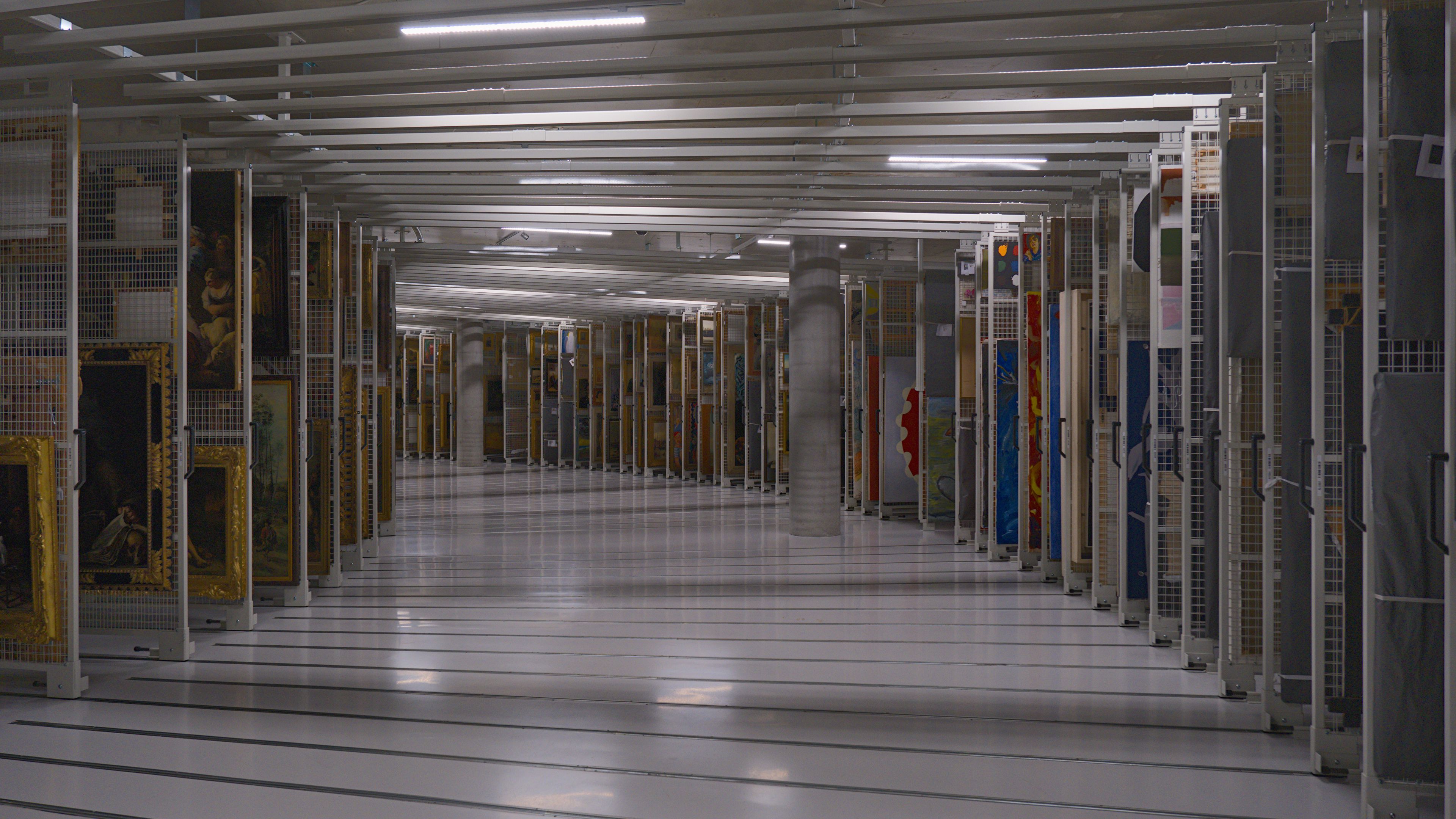 3840x2160 Wallpaper corridor, paintings, light, museum