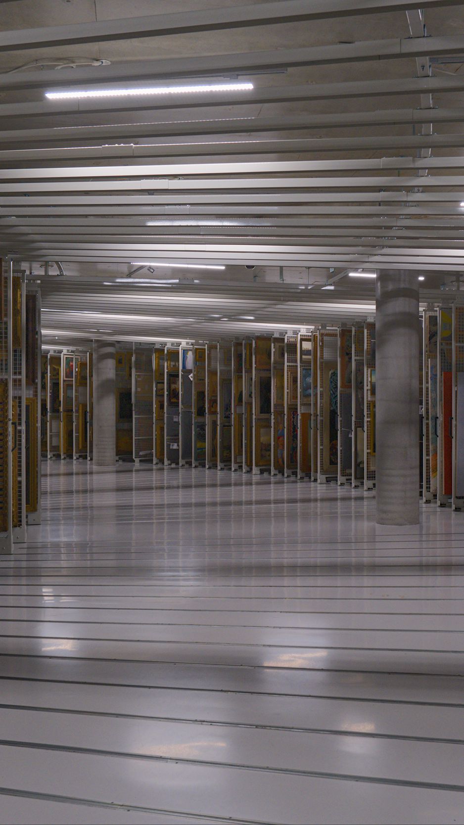 938x1668 Wallpaper corridor, paintings, light, museum