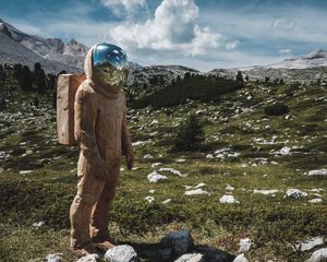 Preview wallpaper cosmonaut, spacesuit, sculpture, wooden