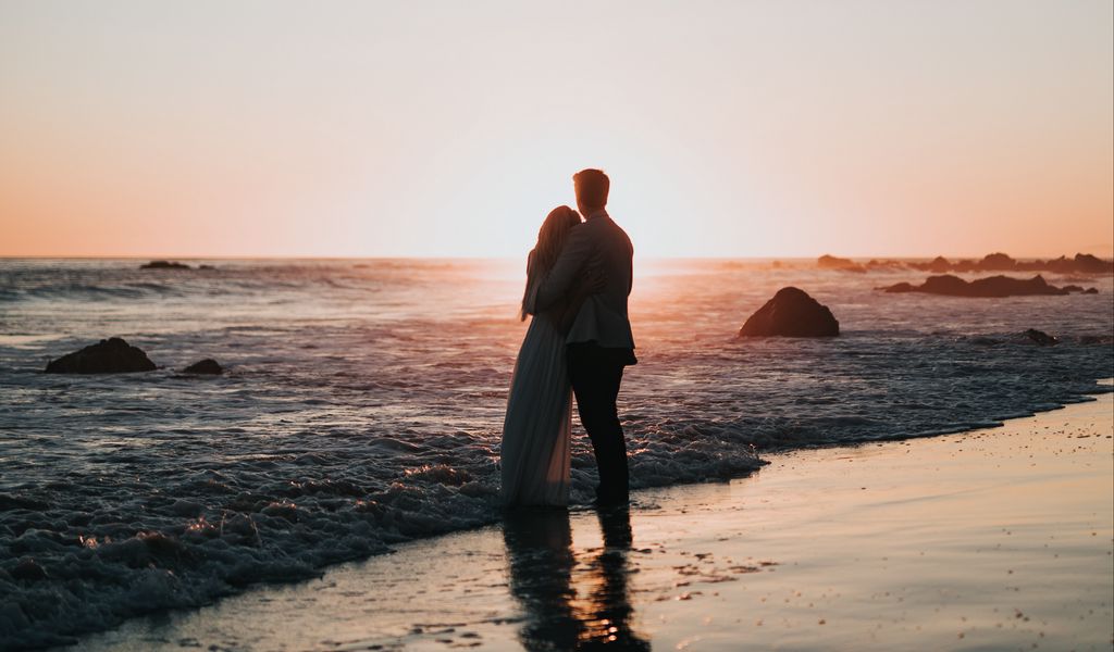 1024x600 Wallpaper couple, beach, sunset, hugs, love