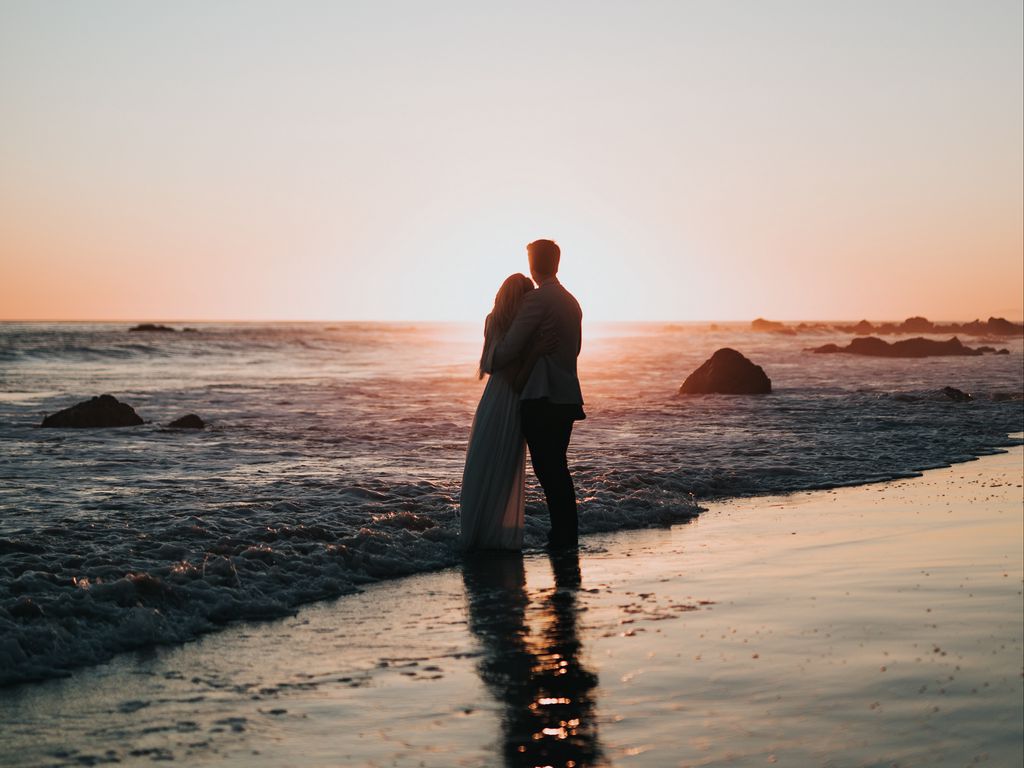 1024x768 Wallpaper couple, beach, sunset, hugs, love