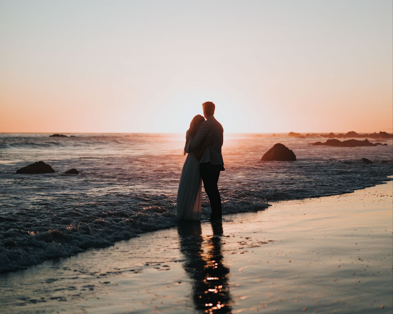 1280x1024 Wallpaper couple, beach, sunset, hugs, love
