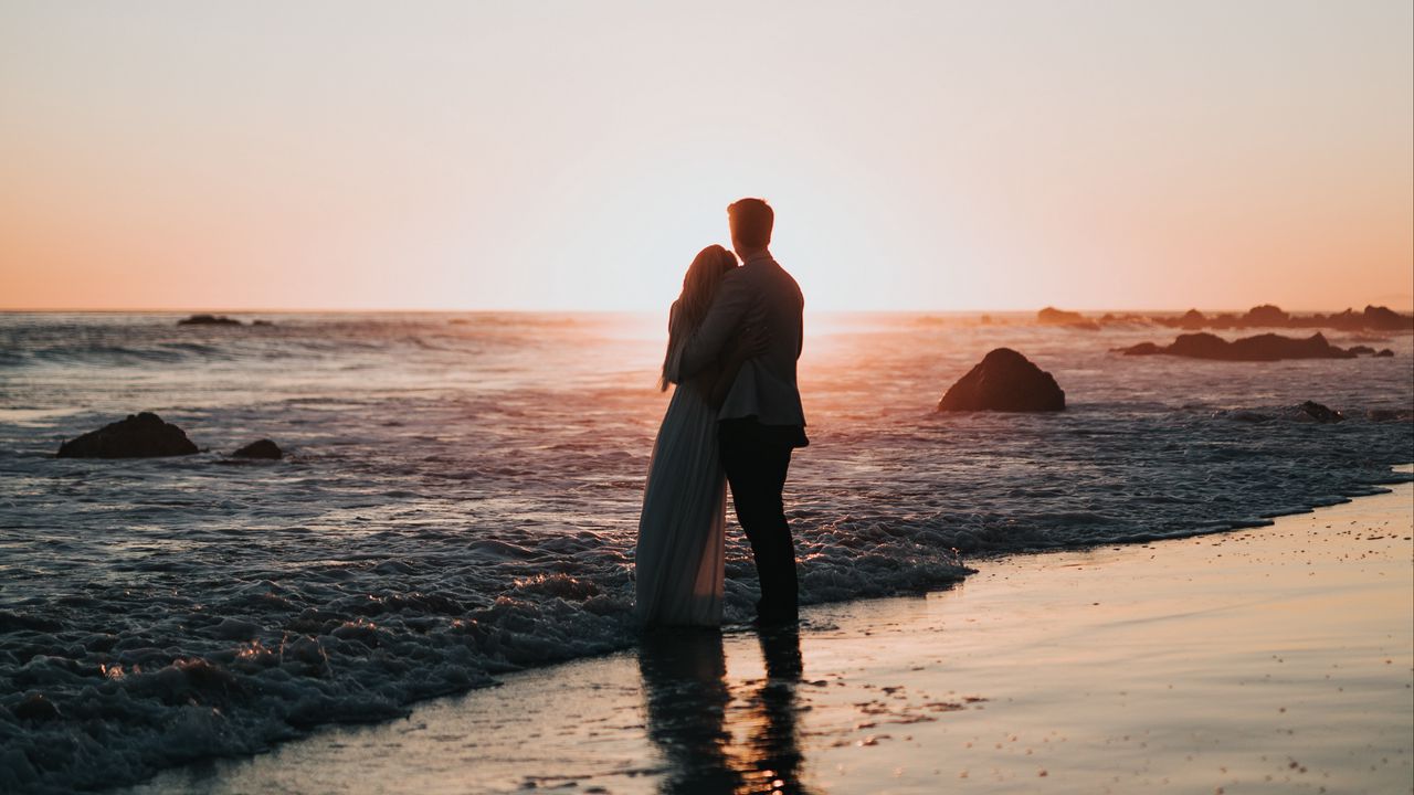 1280x720 Wallpaper couple, beach, sunset, hugs, love