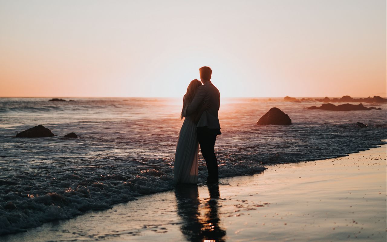 1280x800 Wallpaper couple, beach, sunset, hugs, love