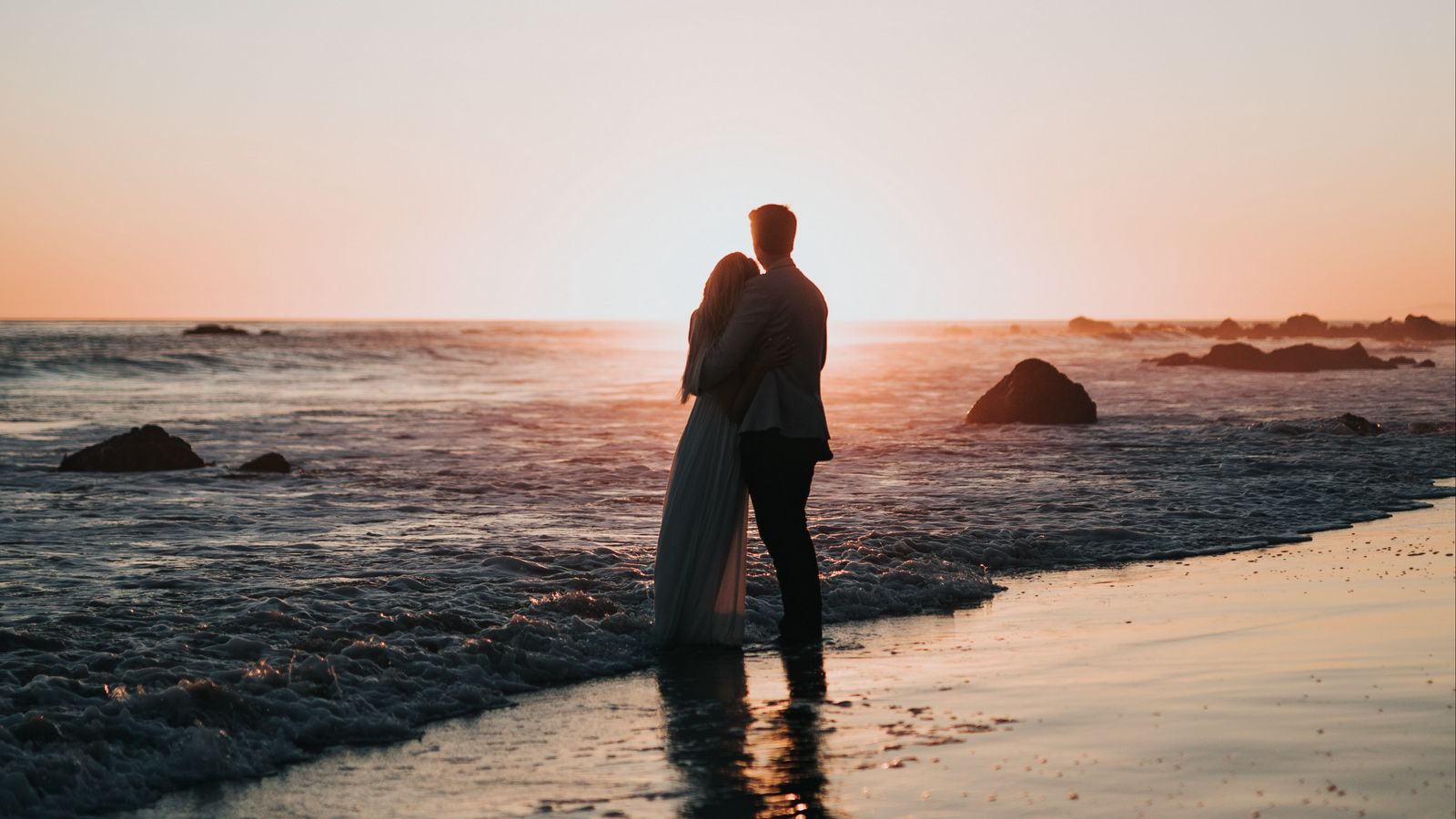 1600x900 Wallpaper couple, beach, sunset, hugs, love