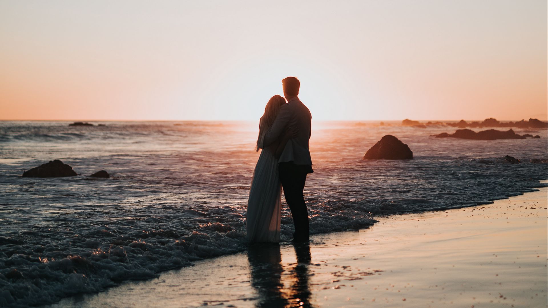 1920x1080 Wallpaper couple, beach, sunset, hugs, love