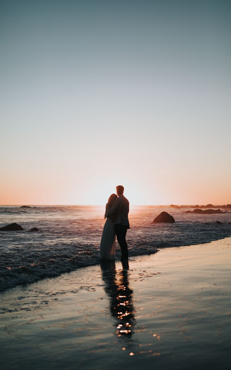800x1280 Wallpaper couple, beach, sunset, hugs, love