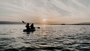 Preview wallpaper couple, boat, silhouettes, water, waves, sunset, dark
