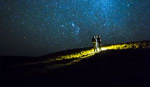 Preview wallpaper couple, hill, sky, stars, night, dark