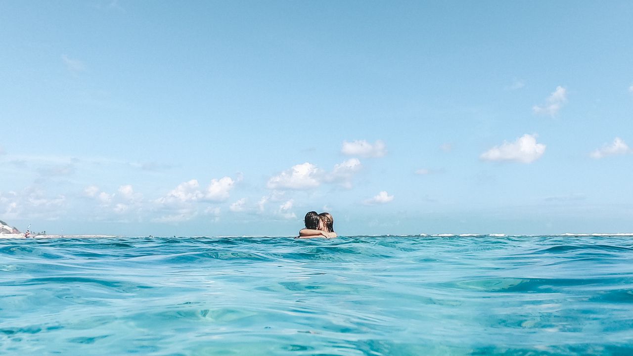 Wallpaper couple, hug, pool, horizon, sky