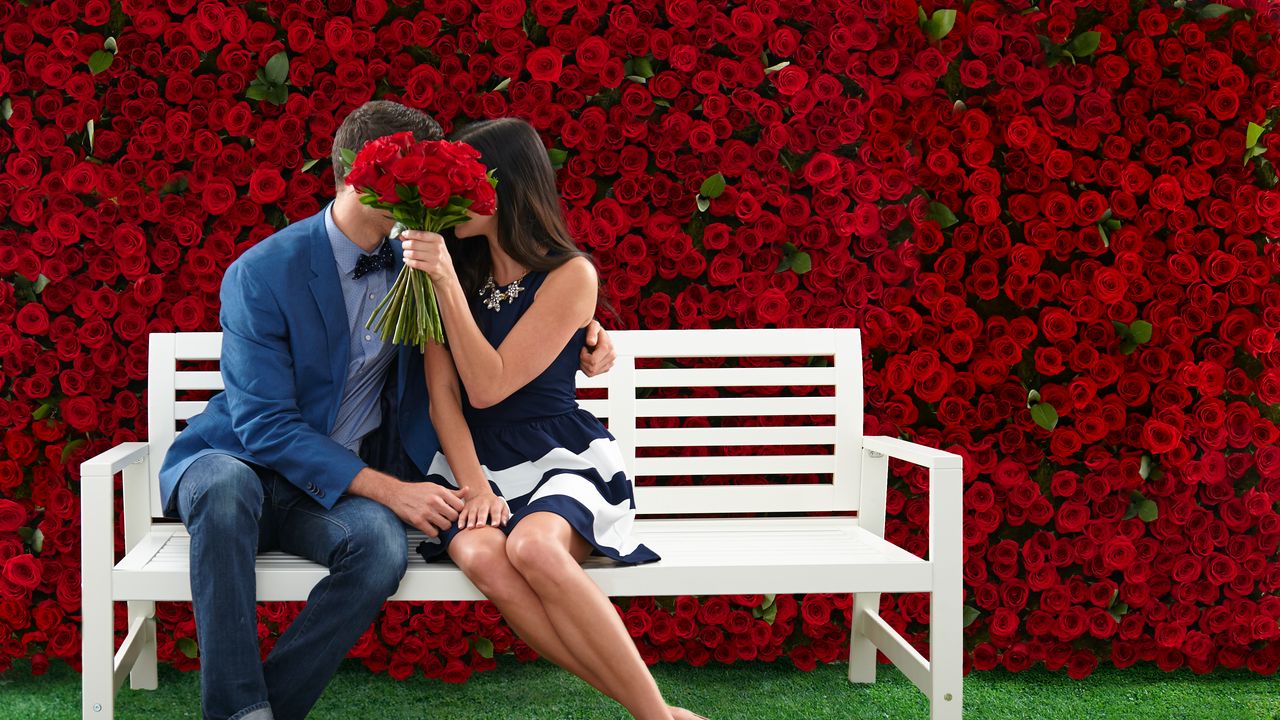 Wallpaper couple, kiss, love, roses, flowers
