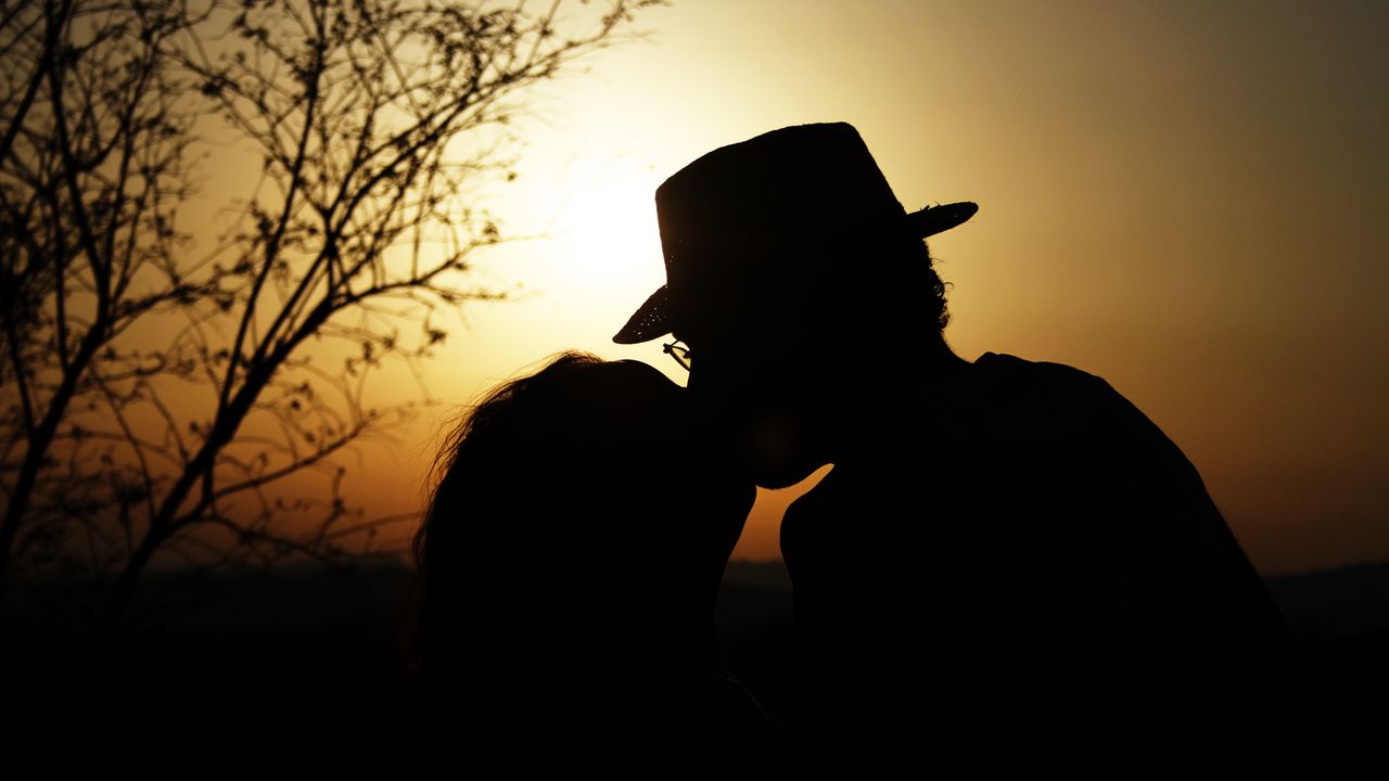 Wallpaper couple, kiss, love, dark, sunset
