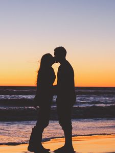 Preview wallpaper couple, kiss, sea, sunset, silhouettes