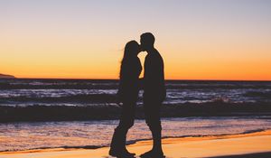 Preview wallpaper couple, kiss, sea, sunset, silhouettes