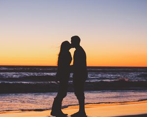 Preview wallpaper couple, kiss, sea, sunset, silhouettes