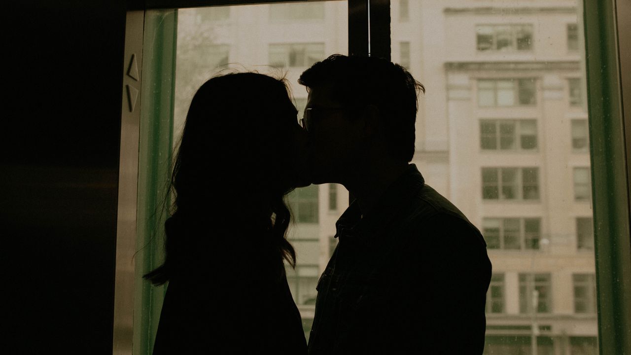 Wallpaper couple, kiss, silhouettes, window
