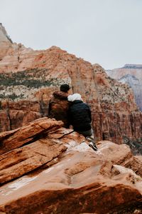 Preview wallpaper couple, love, canyon, travel