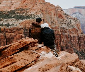 Preview wallpaper couple, love, canyon, travel