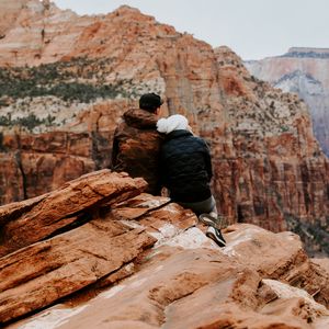 Preview wallpaper couple, love, canyon, travel