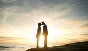 Preview wallpaper couple, love, romance, sunset, sea, shore