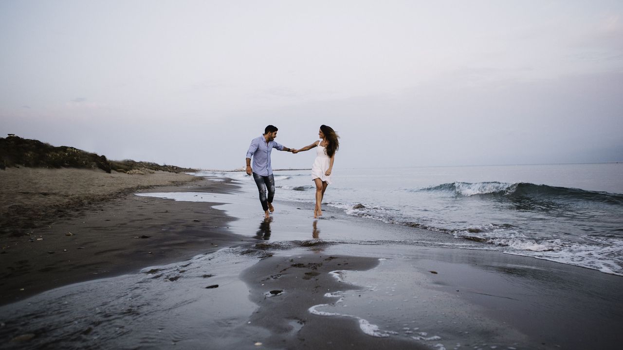 Wallpaper couple, love, walk, sea, happiness