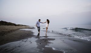 Preview wallpaper couple, love, walk, sea, happiness