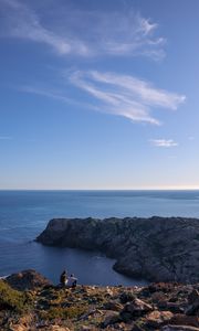 Preview wallpaper couple, mountains, cliff, sea