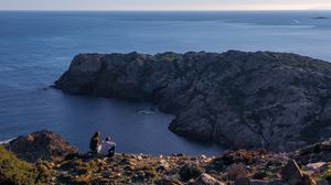 Preview wallpaper couple, mountains, cliff, sea