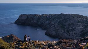 Preview wallpaper couple, mountains, cliff, sea