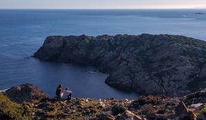 Preview wallpaper couple, mountains, cliff, sea