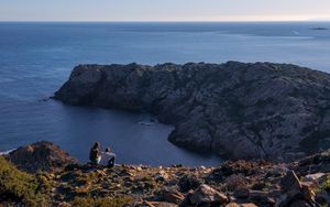 Preview wallpaper couple, mountains, cliff, sea