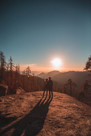 320x480 Wallpaper couple, mountains, travel, sunset, sequoia national park, united states