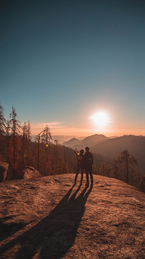 480x854 Wallpaper couple, mountains, travel, sunset, sequoia national park, united states