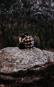 Preview wallpaper couple, rocks, mountains, top, love