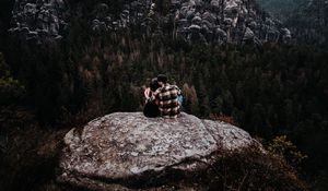 Preview wallpaper couple, rocks, mountains, top, love