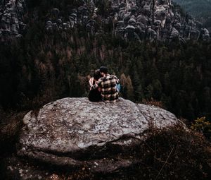 Preview wallpaper couple, rocks, mountains, top, love