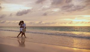 Preview wallpaper couple, sea, sunset, walk, love