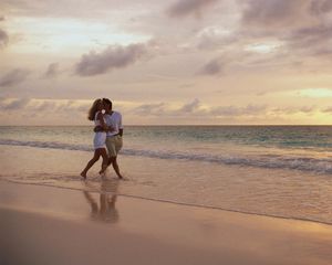 Preview wallpaper couple, sea, sunset, walk, love