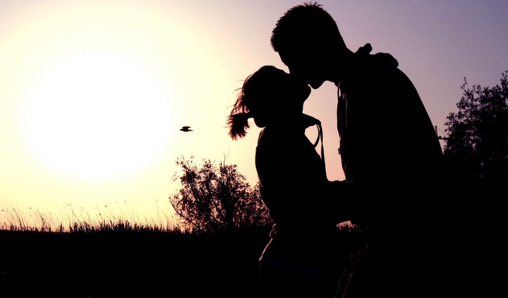 1024x600 Wallpaper couple, shadow, sunset, kissing, hugging, romance