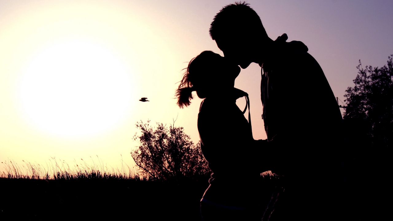 1280x720 Wallpaper couple, shadow, sunset, kissing, hugging, romance