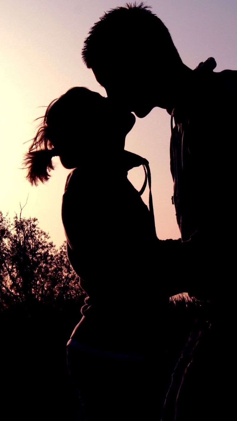 800x1420 Wallpaper couple, shadow, sunset, kissing, hugging, romance